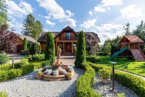 Large, comfortable holiday villa with a garden - Image 2
