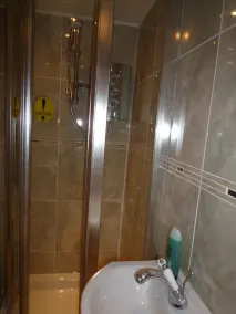 2 Bedroom\\ 2 Bathroom apartment, 8 minutes walk to tube - Image 3