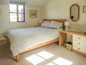 A characterful holiday home with an attractive open plan layout. - Image 3
