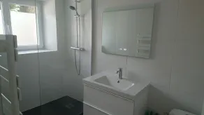 Newly renovated studio in the heart of town, separate kitchen - Image 2