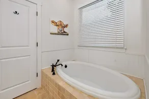 The Broadway Bungalow - 4BR Cottage with Screened Porch & Fenced Yard - Image 4