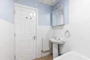 Loughton House • Prime Location • Driveway Parking • Smart TVs • Super-Fast WiFi • Yoko Property - Image 4