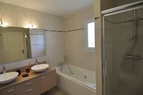Luksus villa, aircondition, opvarmet swimmingpool, grønne områder, golfbaner i Prov - Image 2