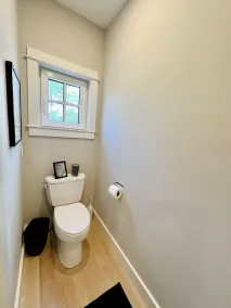 A stunning \"Green Home\" on the coast of Maine. - Image 3