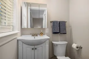 3BR Home in Cargo District Near Riverfront & Greenfield Amphitheatre + Parking - Image 3