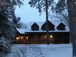 MAISON DE LUXE EN BOIS AVEC QUAI PRIVÉ SUR LA CHAÎNE. - Image 4