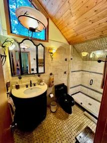Treehouse - Luxury mountain living at the water’s edge of Hogback Lake - Image 4