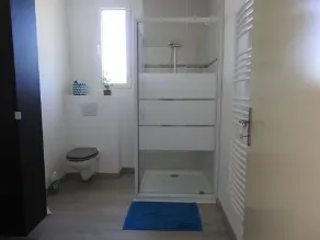 Appartement situé au premier étage d'une petite résidence en comportant quatre - Image 2