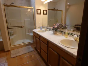 Lovely Lake Crabapple Lakefront Home - Image 3