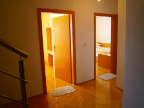 Deux étages appartement de trois chambres sur une colline au-dessus de la ville dans un quartier calme. - Image 2