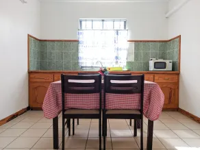5 Minutes from the Airport Room for 2 with  Dining on Site - Image 4