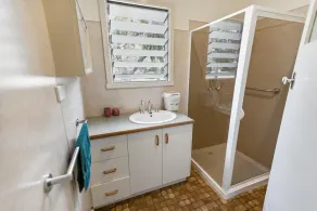 Quaint 3 bedroom holiday accommodation close to the water - Image 2