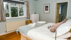 Large open plan villa with garden near the Thames - Image 4