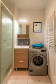 Cosy apartment with large balcony and private parking - Image 2