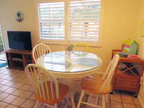 Delightful, comfortable villa just steps from the beach! - Image 3