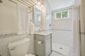 Beautifully renovated 2 Bedroom, 1st Floor apt -Greenport Village, Walk to town! - Image 4