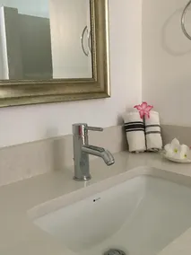 Øverste etage smukt renoveret Condo nær Strande - Image 3