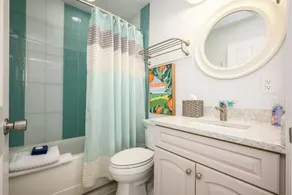 Walk to Beach! King Suite + 2 Queen Suite • Pool • Beach Gear • Free Parking - Image 5