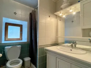 Restored farmhouse, 3 bedrooms, fireplace - Image 3