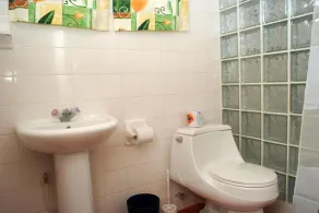 Belo apartamento de 2 quartos em St. James perto da praia e UWI com piscina. - Image 2