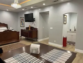 Luxury Spacious Studio in Woodside Plaza - Image 5
