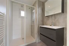 Cozy chalet with a veranda and spacious garden, close to the beach and dunes. - Image 3