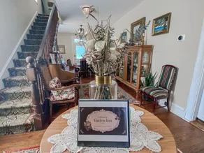 Historic Vaiden House, c.1781, on 8 acres: Modern Amenities with Old World Charm - Image 2