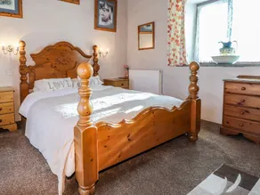 Y STABL, romantic, with hot tub in Fishguard - Image 5