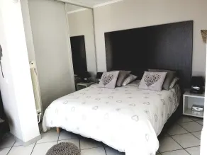 Apartamento en villa encantadora con vista panorámica del mar y la Costa Azul - Image 2