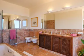 Superbe villa de luxe avec maison d’amis, Wi-Fi, piscine, jardin et vues mer exceptionnelles - Image 3