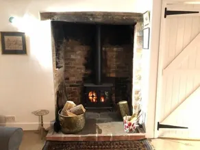 River Cottage a country retreat in wooded gardens - Image 2