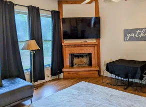 Lovely Cottage w/screened porch overlooking a creek & minutes from the Dragon! - Image 5