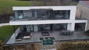 Modern apartment with lake view - Image 4