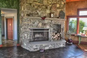 Large  property with 2nd barn/game house and additional beds - Image 2