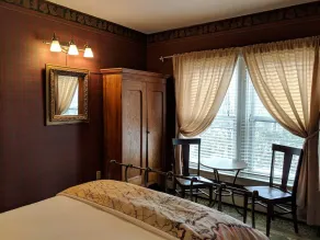 A cozy 2nd Floor Queen B&B guestroom in Downtown Shelburne - Delicious Breakfasts! TRA - Image 5