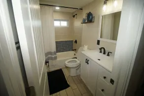 BEAUTIFULLY RENOVATED HOME WITH YARD. WE ARE PET FRIENDLY. - Image 3