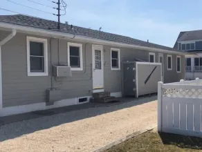 Fantastisk beliggenhed.  Denne duplex med ranchstil har to soveværelser og et bad.  Aircondition i vinduet og dejlig gårdhave med gasgrill, bord og stole.  Fra gaden parkering.   Bare en kort gåtur til stranden og alt hvad Stone Harbor har at byde på! ... - Image 4