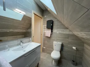 **Charming Farmhouse Retreat: Modern Comfort, Historic Charm, Ideal for Families & Outdoor Enthusiasts** - Image 2