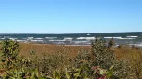 Cerca de varias caídas de agua y el representado de las rocas National Lakeshore - Image 5
