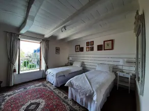 Lovely house, sleeps 6, shared heated pool - Image 5