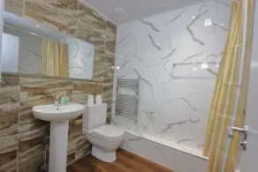 Lovely 2 Bed 2 Bath Flat & Parking by CozyNest - Image 3