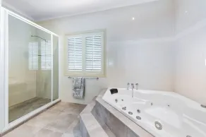 Panoramic ocean views with a pool - Image 3