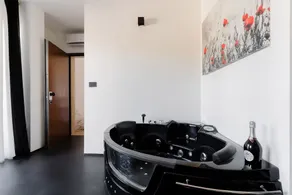 Holiday Home 'Suite Black and White' with Balcony, Wi-Fi & Air Conditioning - Image 2