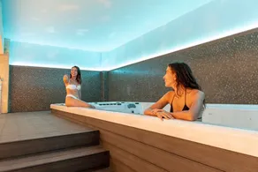 Mirror Hotel - Image 2