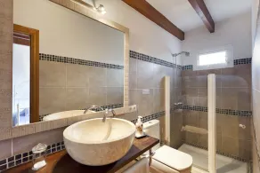 Stunning property with guest house, large pool, beautiful grounds, WIFI - Image 4
