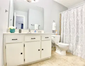 Centrally Located Townhouse! Spacious 4 BR Near Beaches and Downtown. - Image 4