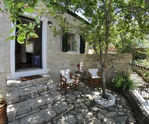 Guest House 'Adamantia D1' with Shared Terrace, Wi-Fi and Air Conditioning - Image 5