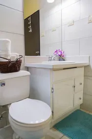 Sweet Kensville: Spacious 3Bedroom Getaway–Central and Relaxing in New Kingston - Image 5