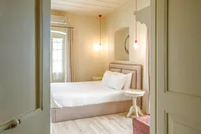 Stylish, private apartment at village centre, WiFi, pool, walk to amenities - Image 4