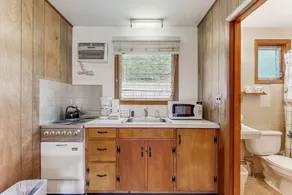 Terrific studio suite right on the water w/free WiFi, bay views, kitchenette - Image 2